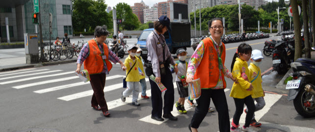 中和分局女警接送小朋友