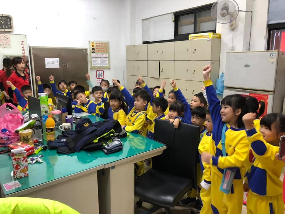 聖誕節 謙禧幼兒園至中和警分局報佳音