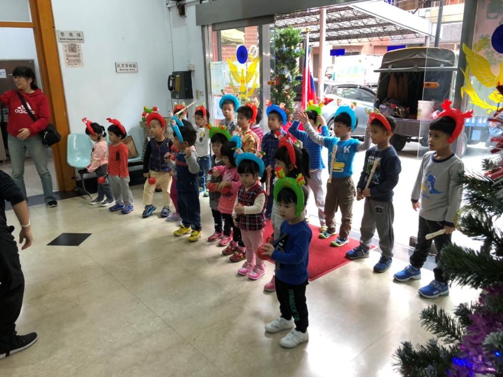 聖誕節 謙禧幼兒園至中和警分局報佳音