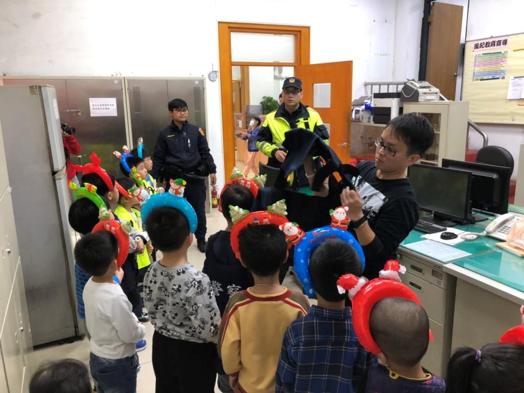 聖誕節 謙禧幼兒園至中和警分局報佳音