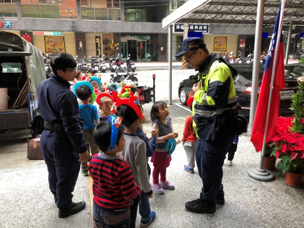 聖誕節 謙禧幼兒園至中和警分局報佳音