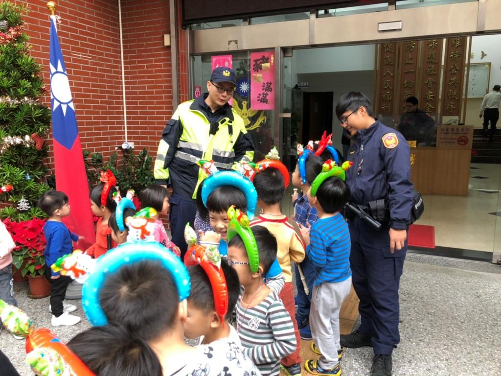 謙禧幼兒園至中和警分局報佳音，在小朋友純真可愛的模樣下，警察同仁們也感受到聖誕節的氣氛。(第1張)