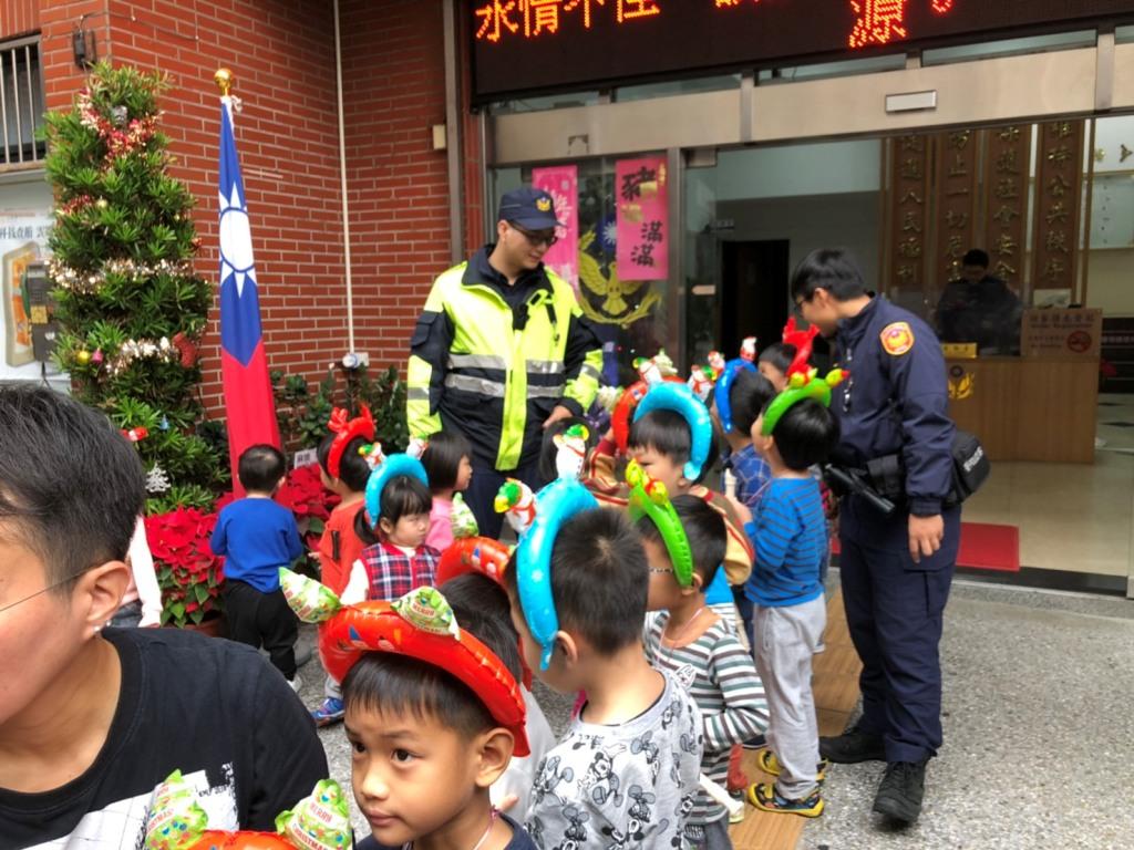 聖誕節 謙禧幼兒園至中和警分局報佳音