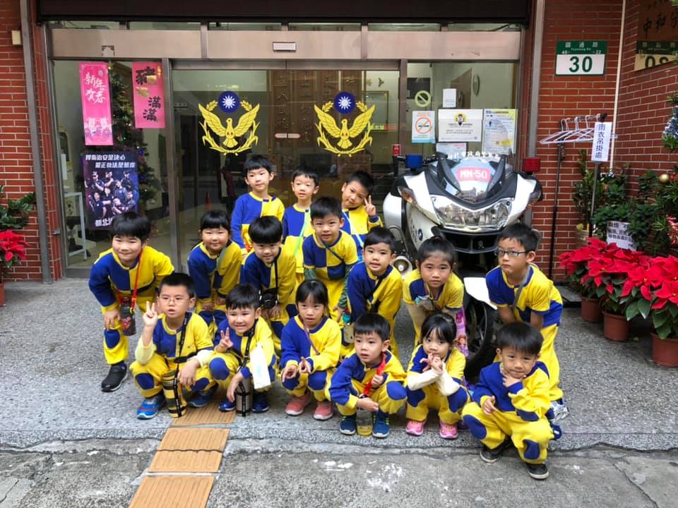 聖誕節 謙禧幼兒園至中和警分局報佳音