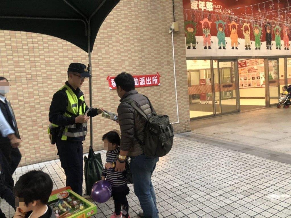 農曆春節將至，中和警分局增設「機動派出所」，讓警察服務更貼近民眾。(第3張)