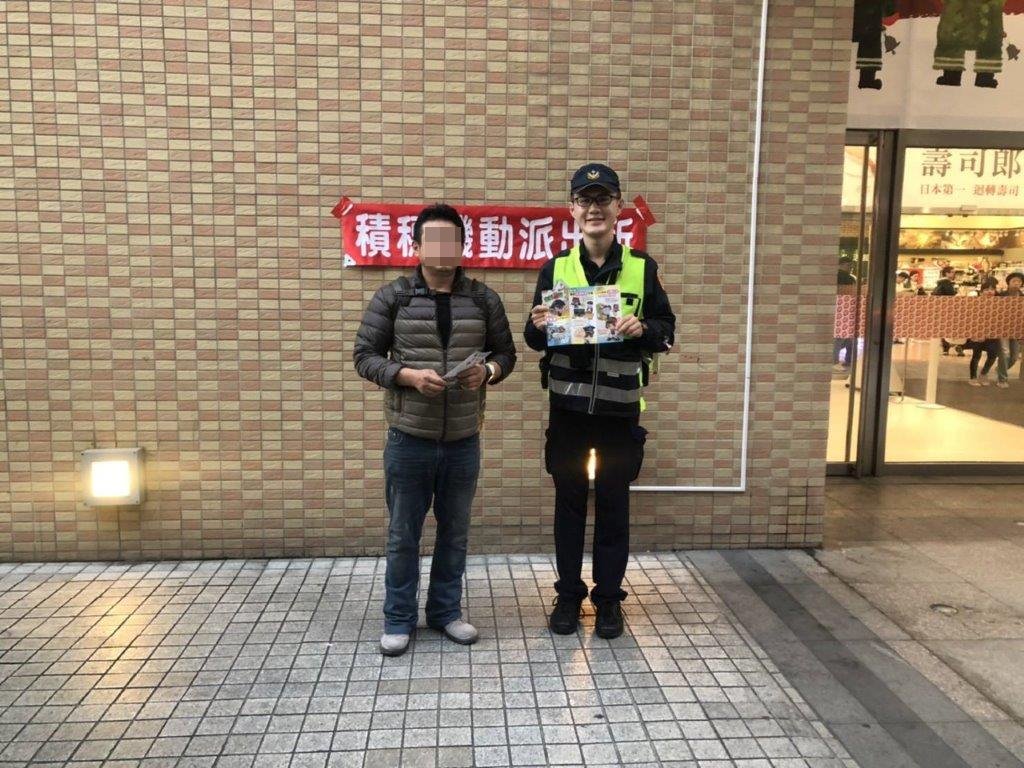 農曆春節將至，中和警分局增設「機動派出所」，讓警察服務更貼近民眾。(第4張)