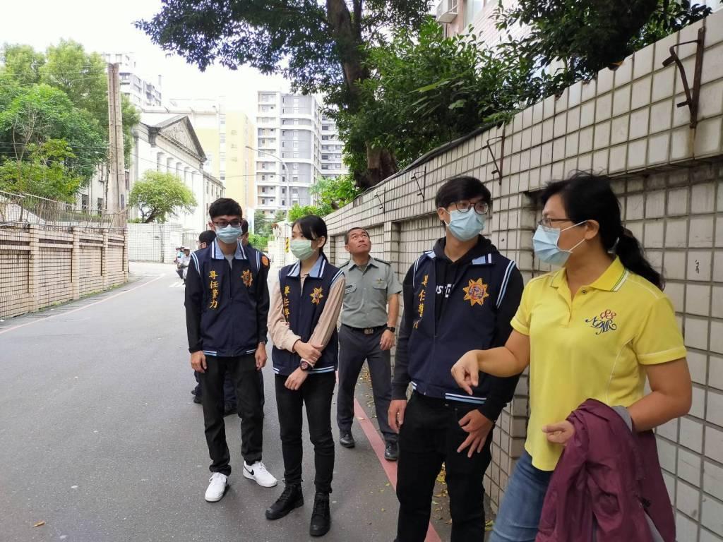 中和警攜手學校共同進入校園檢視校園安全，加強監視器、照明設備檢視，師生倍感安心