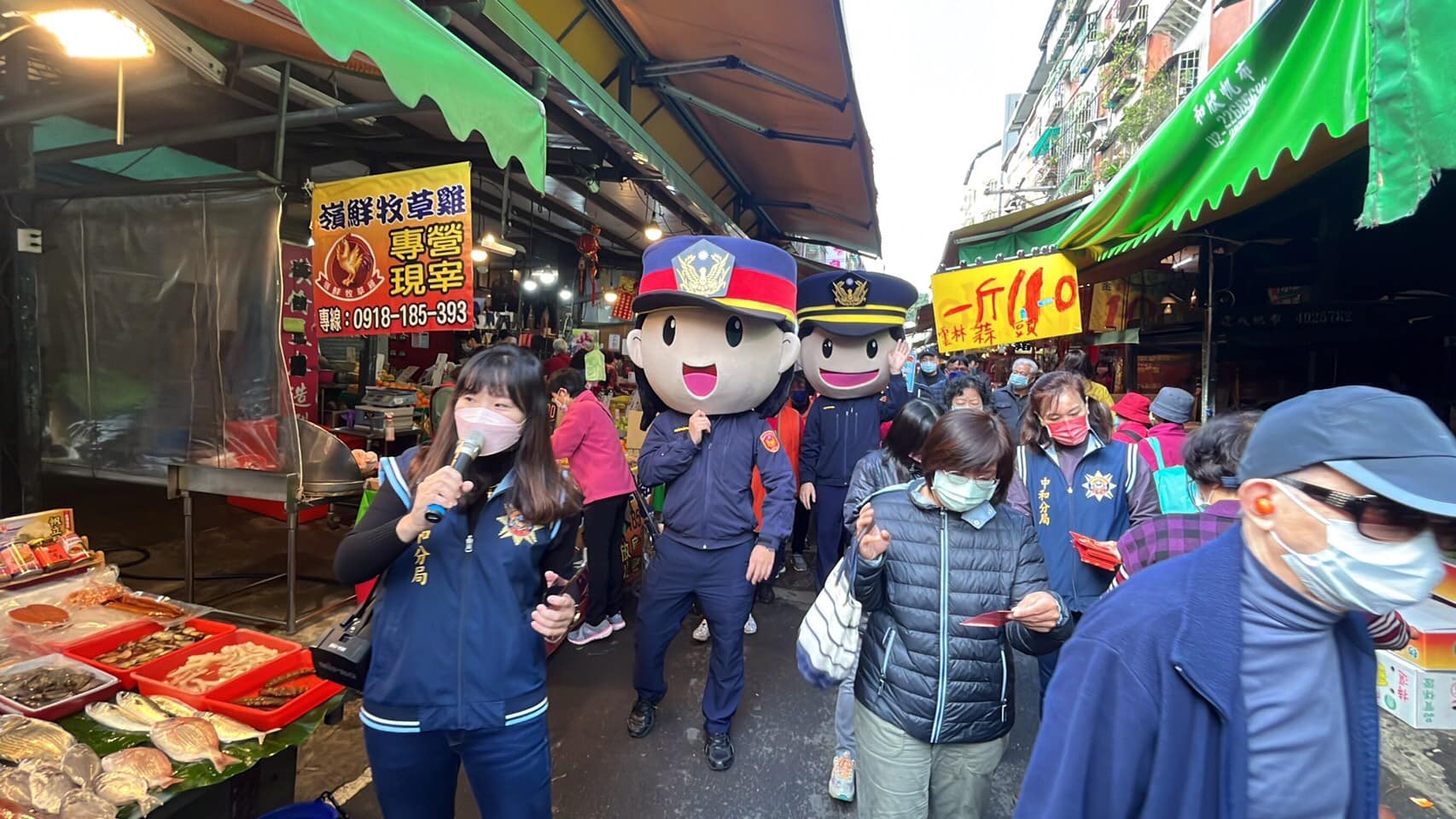 中和警察娃娃來宣導 熱情與民眾在勝利市場放送福虎紅包(第1張)