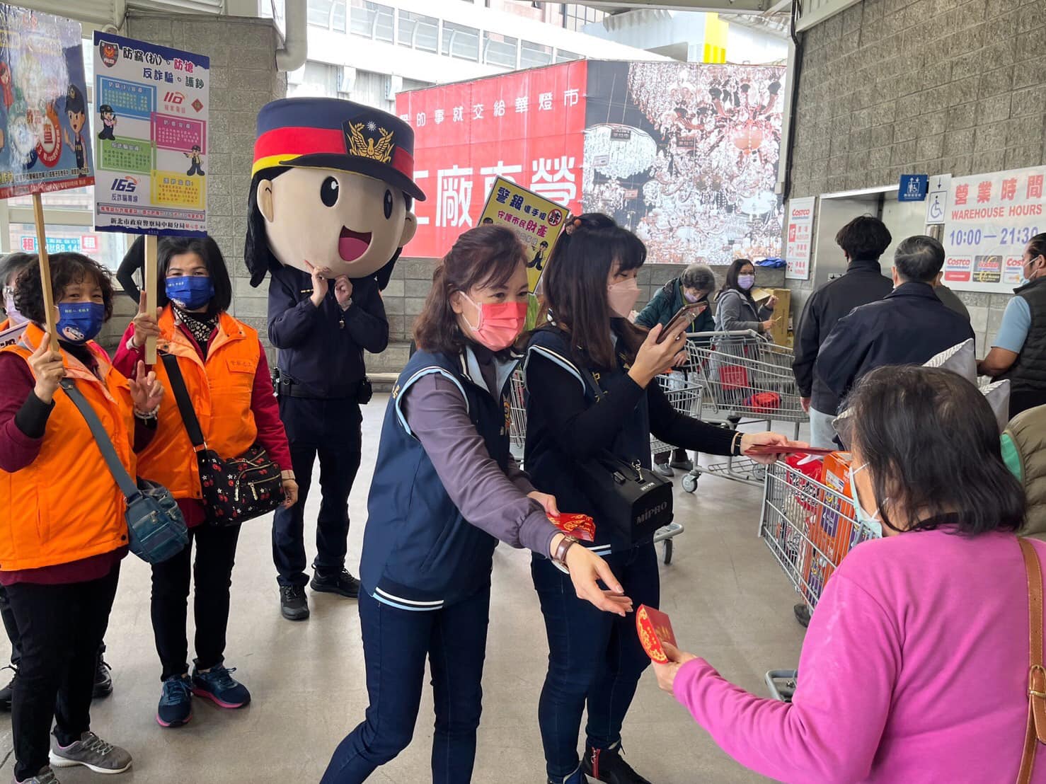 中和警察娃娃來宣導 熱情與民眾在好市多中和店放送福虎紅包(第9張)