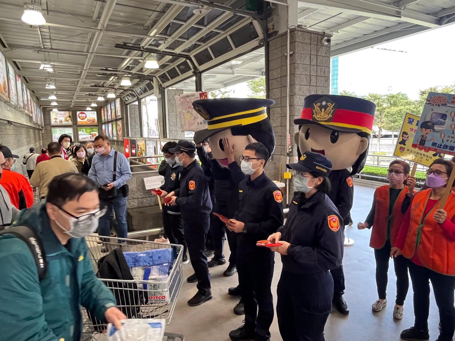 中和警察娃娃來宣導 熱情與民眾在好市多中和店放送福虎紅包(第7張)