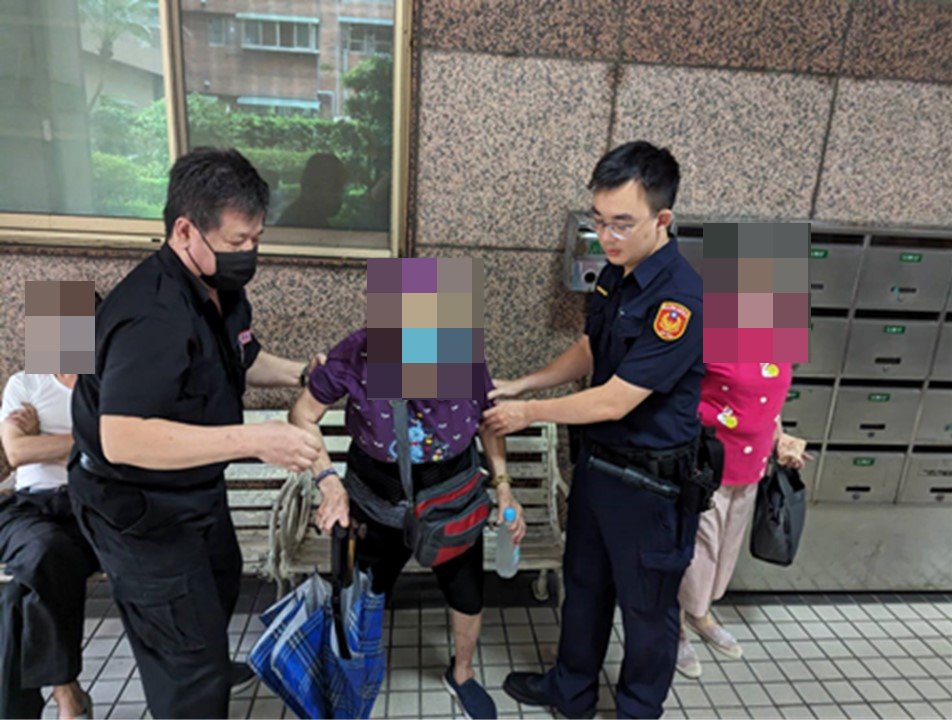 警察心菩薩情 協助迷失長者返家