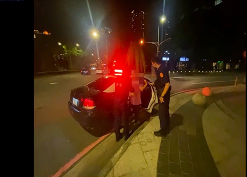 失蹤協尋人口-失智老人危險穿梭快車道 中和警協助返家