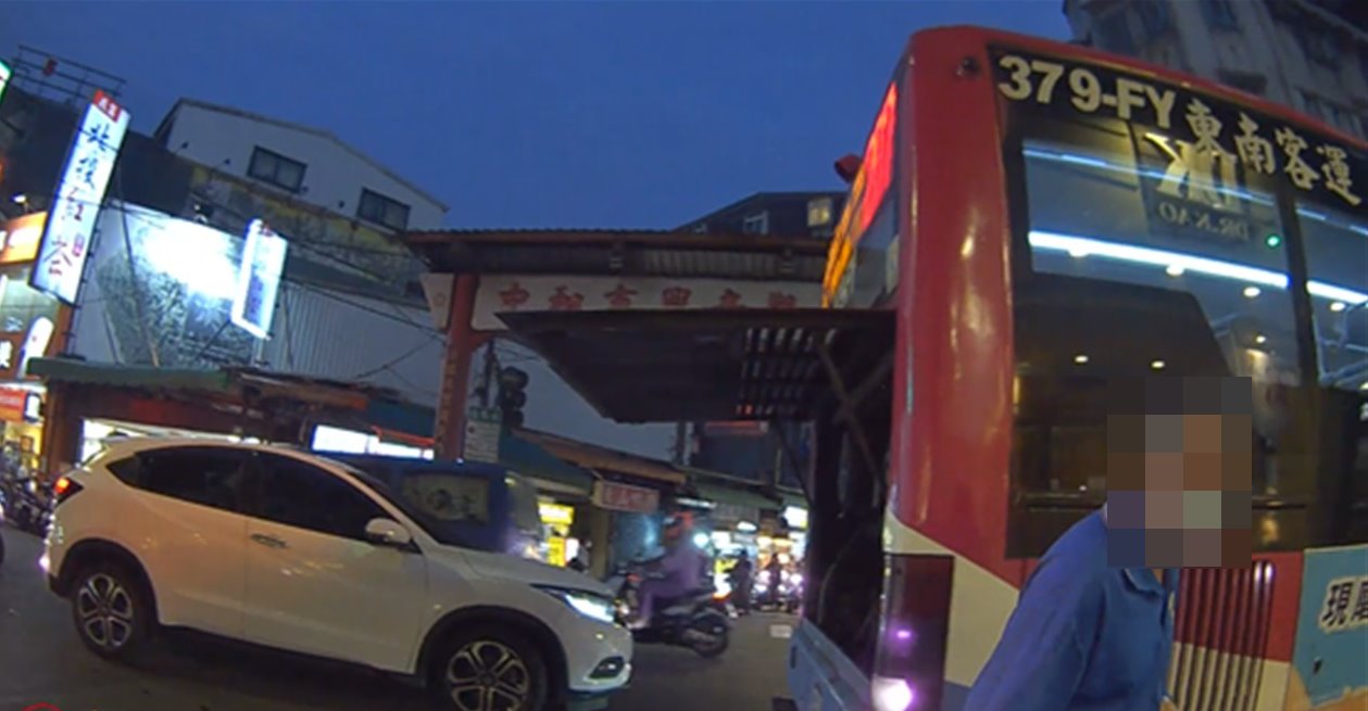 交通尖峰時刻公車拋錨 熱血中和警奮力推車助排除