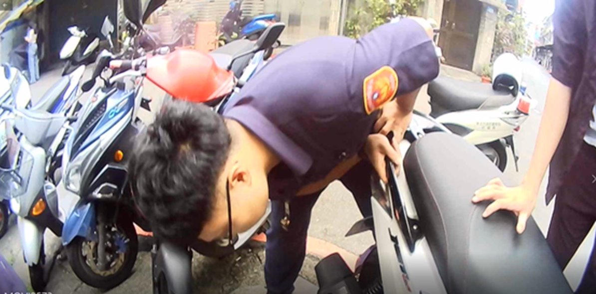 趕上班機車卡水溝蓋受困 熱心中和警助脫困